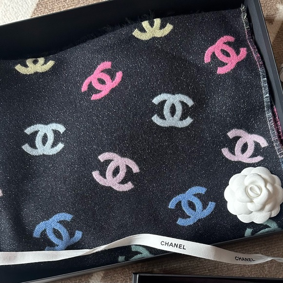 ❌SOLD❌ BNIB Chanel cc logo scarf stole - Picture 1 of 1